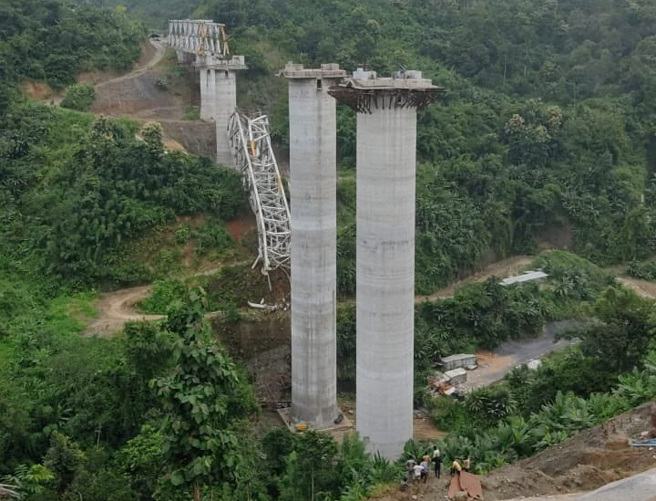 印度又传桥梁意外，东北部一处兴建中的铁路桥梁23日发生工安事故。（路透）