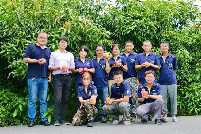 台南市楠西区果树班第50班班长杨沁涓（第一排左一）与科技研发公司合作4年，透过友善环境的农业资材，提高良果率。（杨沁涓提供／张毓翎台南传真）