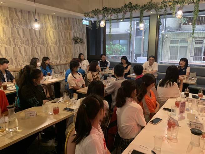 ▲基隆市政府举办「基隆教育好声音」座谈会，由市长谢国梁（后排右二）及教育处长刘美兰（后排中）等与来自基隆国高中的同学代表畅谈活动与社团议题，作为未来施政参考。（徐佑升摄）