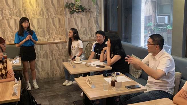▲来自基隆高中的吴巧妍同学（左一）表示，在社团经营上包含指导老师、设备等需要许多开销，也会造成同学负担，希望市府能有补助的措施。（徐佑升摄）