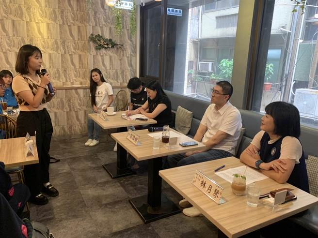 ▲来自暖暖高中的唐洁颖同学（左一）表示，基隆能够提供舞台表演的场地都太少或太小，也不利于戏剧表演发展。（徐佑升摄）