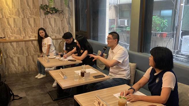 ▲基隆市长谢国梁（右二）表示，藉由此次座谈，可深入了解现在青少年的想法，同学们的意见将会带回请市府相关单位研究，作为未来施政的参考。（徐佑升摄）