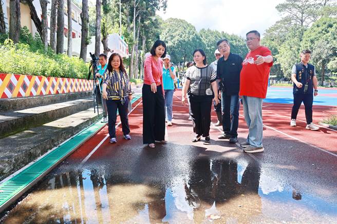 下周就要开，南投县长许淑华今天前往仁爱国小等卡努颱风受灾学校勘查校园受损与復建工程。南投县政府提供