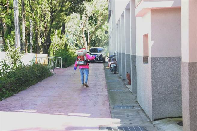 南投县环保局前往灾区学校进行校园消毒，要让学生开学后在乾净校园上课。南投县政府提供