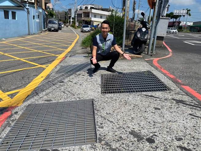 彰化縣花壇鄉中山路與金墩街口轉彎有一處斜坡，地方為防止雨水流進低窪的金墩村，在地勢較高的中山路側設置5個大型水溝蓋，議員楊子賢接獲陳情，不少機車騎士在此滑倒。（楊子賢提供／吳建輝彰化傳真）