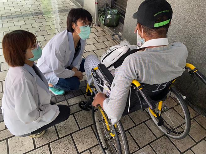 大同医院社服室关怀都市中的独居长者。（图片来源：高雄市立大同医院提供）