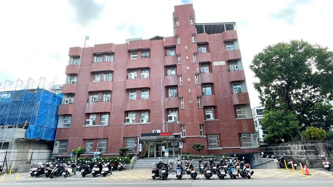 台東縣衛生局副局長鍾明霞任醫政科長期間，涉嫌浮報4筆活動經費，另指示下屬購買禮券供個人使用，違反貪汙治罪條例等提起公訴。（蕭嘉蕙攝）