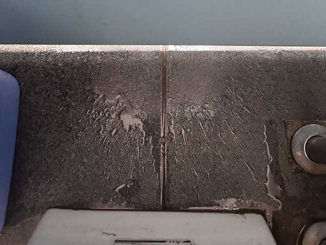 一位女子在女厕方便时，发现隔壁的女生尿尿喷过墙，让她直呼噁心。（翻摄自爆废1公社脸书）