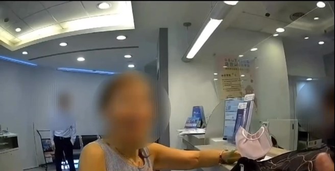 北市中正区1名年约79岁万姓妇人，遇「阿土伯」投资诈骗，到银行匯30万装潢费，警方成功组诈。（翻摄画面）