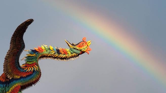 台北市下午一场雷阵雨后，天空出现耀眼的彩虹。（黄子明摄）