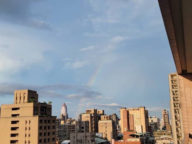台北市下午一场雷阵雨后，天空出现耀眼的彩虹。（林毅摄）