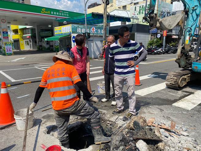 台中市大里区中兴大里路口公车站牌前的排水沟，每逢下大雨就宣泄不及，工程单位开挖找发现排水沟内水泥和油块堆积影响水流。（张芬郁提供／冯惠宜台中传真）