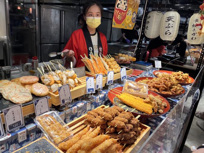 新庄宏匯广场日本美食展至8月27日前登场，烧烤「串仟」现场贩售各式炸物。（宏匯广场提供）
