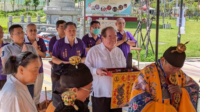 中元鬼月来临，新北市知名古剎三重先啬宫也将展开一系列的中元法会活动，23日早上11时率先举行扬幡仪式，用以昭告境内的无祀孤魂前来接受普渡及诵经。(黄敬文翻摄)