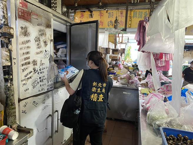 新北市卫生局稽查人员前往摊商及上游供应商执行稽查。（新北市卫生局提供）