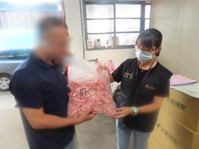 新北市卫生局稽查人员前往摊商及上游供应商执行稽查。（新北市卫生局提供）