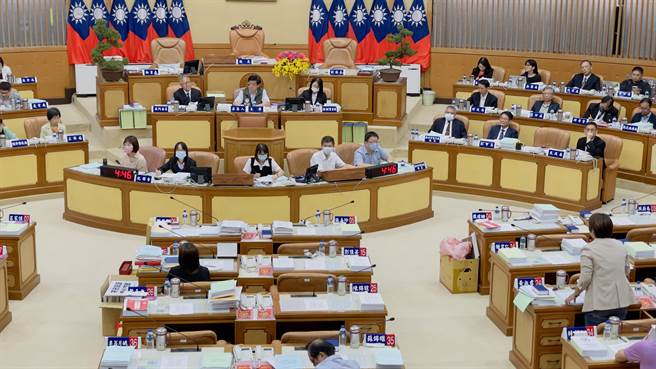 針對殯葬處集體涉貪案，新北市議員下午在議會要求市府拿出作為。（呂健豪攝）