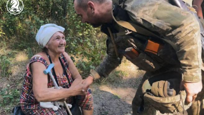 乌军第47旅攻下罗博蒂，在树林里接受镇民的欢迎与感激。(图/Defense of Ukraine)