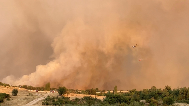 土耳其恰納卡萊(Çanakkale)山火，土耳其以直升機引海水撲滅。(圖/路透社)