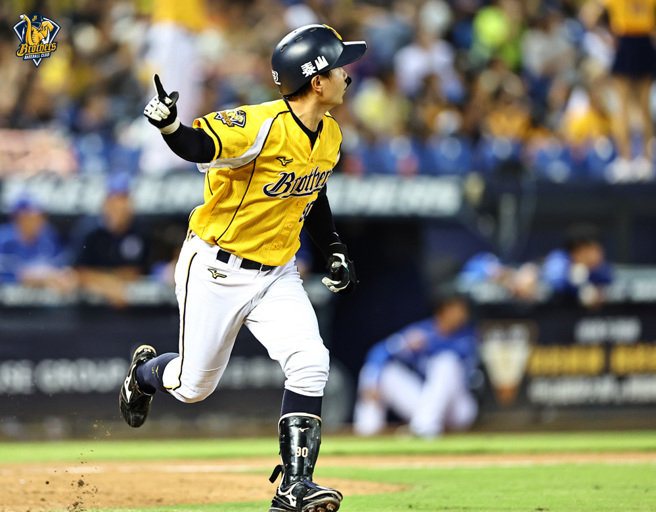 中信兄弟江坤宇敲出生涯首支再见全垒打。（中信兄弟提供）