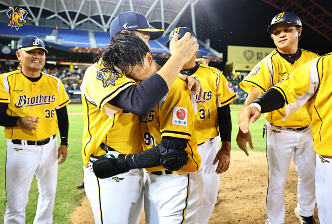 中信兄弟江坤宇（右）敲出生涯首支再见全垒打，与总教练彭政闵相拥庆祝。（中信兄弟提供）