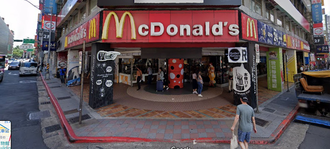 嘉义嘉年华戏院麦当劳月底熄灯，传出北车馆前店也跟进，且已2天没营业，对此官方表示整修中，9月30才会恢復营业。(图／Google Map)