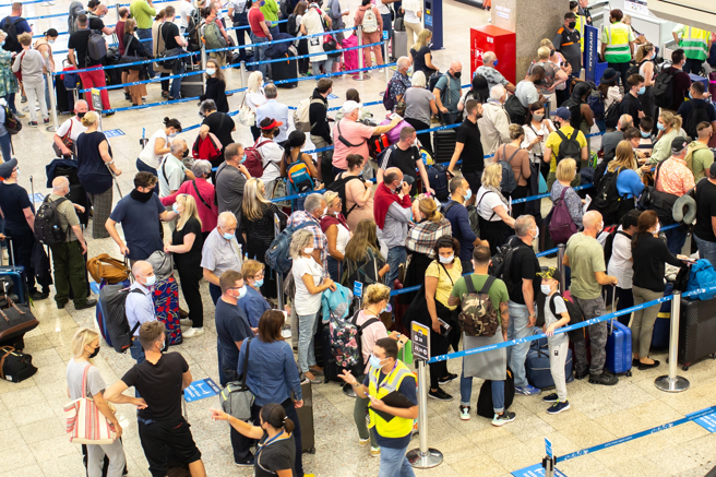 一位男子在日本进站搭车时，持特急券想插队优先进站，结果遭到警察拒绝，他却要对方找列车公司的人来处理，最后仍被拒绝才乖乖排队。（示意图／shutterstock）