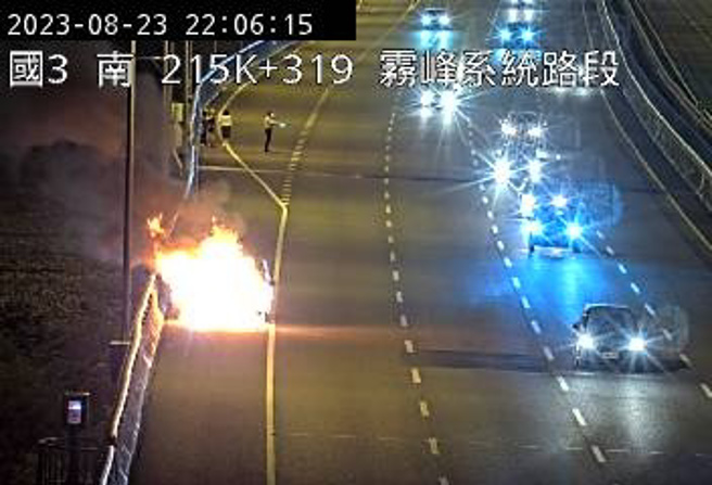 今（23）日晚间22时许，国道3号雾峰系统路段南向215.1km处发生火烧车事故。（翻摄画面）