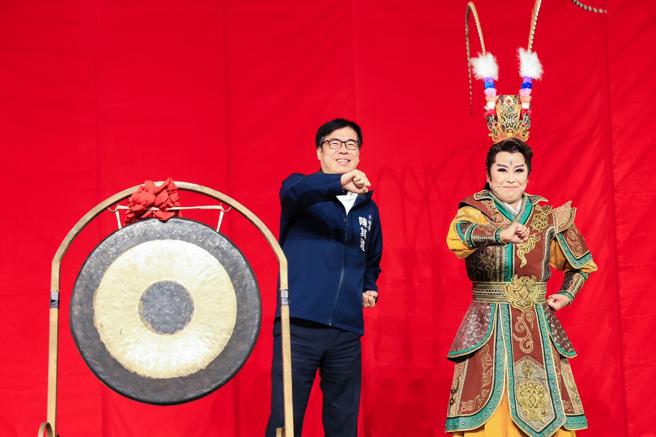 陈其迈开锣时与董如玲老师共同踩着歌仔戏臺步而来。（图片来源：高雄市文化中心提供）