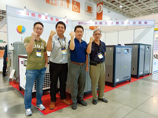 科技公司營業部經理黃清陣（右一）、鑫邦企業總經理徐士傑（右二）攜手推廣捷豹空氣壓縮機。圖／業者提供
