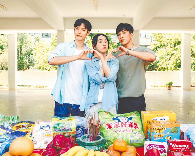 李沐（中）与曹佑宁（左）、娄峻硕在电影《夏日的柠檬草》共谱校园三角恋。（百薇国际娱乐提供）