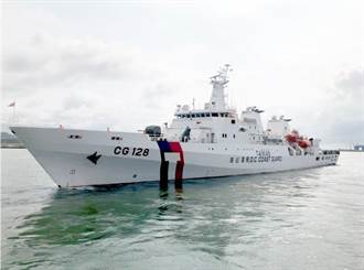 琉球籍漁船公海起火  海巡署派宜蘭艦千里送高血壓藥