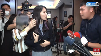 賴品妤1舉動讓媒體人怒了：站著好好說很難嗎？