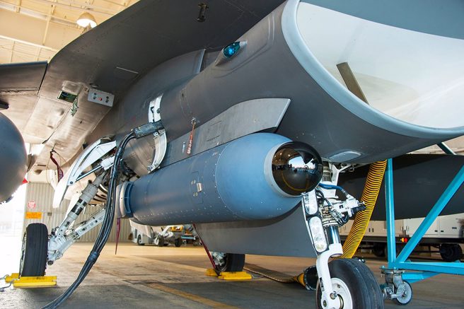 F-16进气口边的「军团筴舱」(Legion Pod)，就是红外搜索和跟踪系统(IRST)。(图/美国空军)