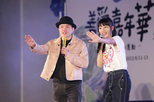 康康（左）日前受邀在公益活动上献唱。（杰思国际娱乐提供）