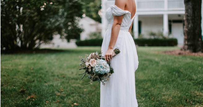 女子穿上婚纱去疗养院探望奶奶，以此与最爱的家人留下美好回忆。（示意图／Pexels）