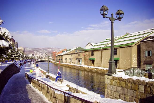 抢攻秋冬旅游商机，旅天下联手台湾虎航包机函馆，图为雪花染白日本小樽运河，是北海道冬季必访之地。（雄狮旅游提供／洪凯音台北传真 ）