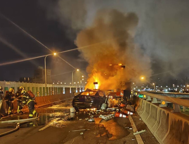 台64线轿车高速追撞工程车成「火球」，驾驶惨成焦尸。(三重分局提供)