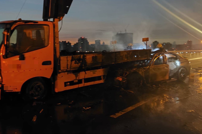 台64线轿车高速追撞工程车成「火球」，驾驶惨成焦尸。(三重分局提供)