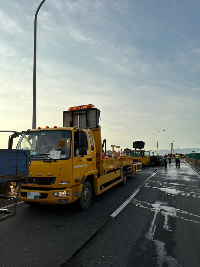 台64线轿车高速追撞工程车成「火球」，驾驶惨成焦尸。(三重分局提供)