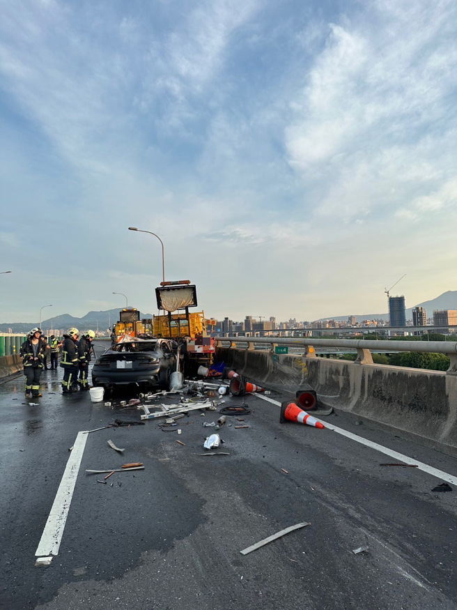 台64线轿车高速追撞工程车成「火球」，驾驶惨成焦尸。(三重分局提供)