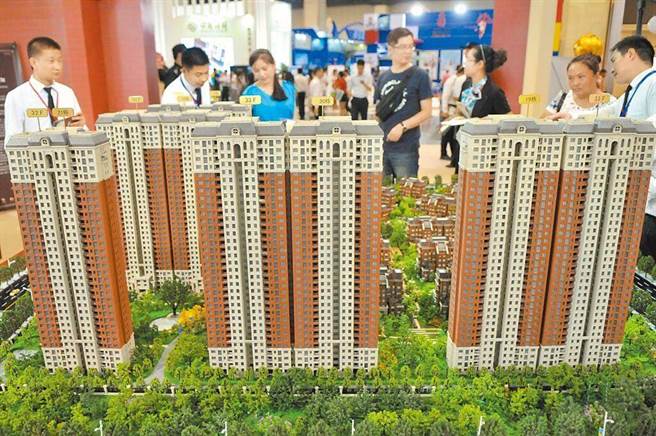 大陆房市低迷，一份由大陆官方主管的报纸近日发表文章，特别提到允许开发商以降价促销的方式展开自救，引发网友热议。（新华社资料照片）