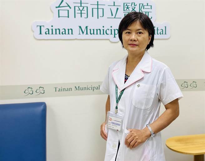 台南市立医院营养师张丽娟建议月饼减量分食，搭配文旦增加维生素C与纤维，让传统节日吃得更健康。（程炳璋摄）