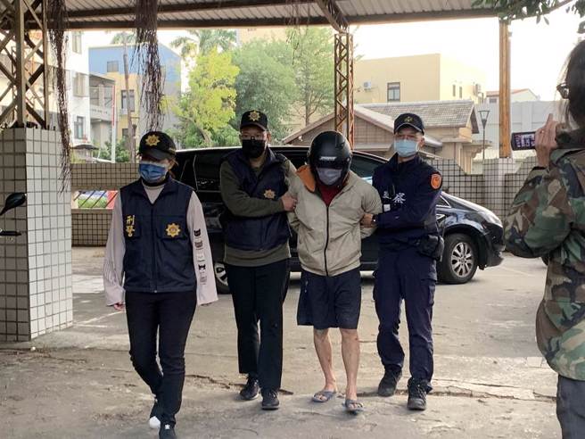 周女弟弟到案后坦承杀害亲姐。他说，早上姐弟俩与陈姓男子在大肚区租屋处吸毒，后来他与姐姐发生争吵，一时气愤才持刀刺向姊姊，没想到铸下大错。（民眾提供／林欣仪台中传真）