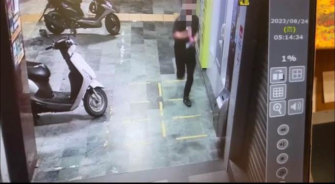 男子今日清晨持BB枪抢劫超商，得手后仓皇逃逸。（翻摄照片／崔正纲高雄传真）