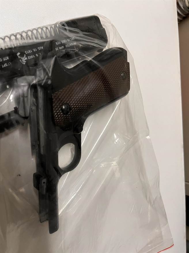 男子现场留下的BB枪。（翻摄照片／崔正纲高雄传真）