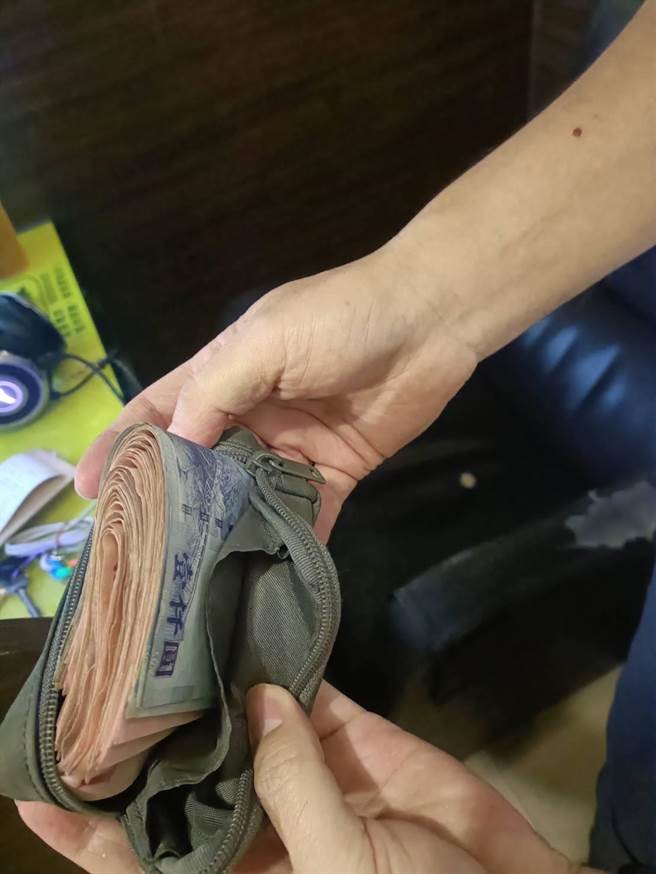 警方循线在网咖逮捕男子，查获身上还剩6000余元赃款。（翻摄照片／崔正纲高雄传真）