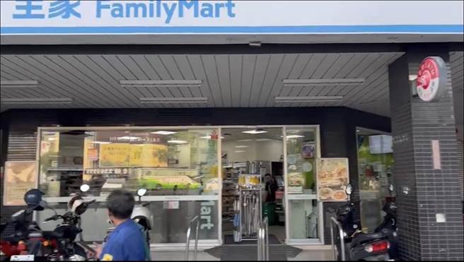 超商今日清晨遭抢，但仍正常营业。（读者提供／崔正纲高雄传真）