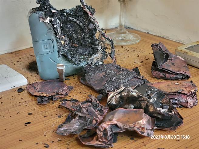 金门民眾购买一款网红推荐的「万能充Pro行动电源」爆炸起火，险酿大祸。(图／民眾提供)