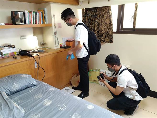 厂商昨日派员到金门慰问，并将该款起火的行动电源带回由第三方机构进行检验，找出爆炸问题。(图／民眾提供)